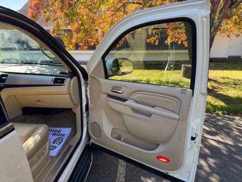 Used 2012 Cadillac Escalade ESV Luxury image 19