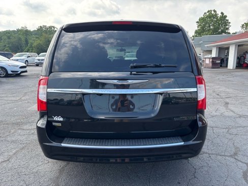 Used 2016 Chrysler Town & Country Touring image 6