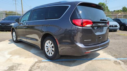 Used 2019 Chrysler Pacifica Touring-L image 8