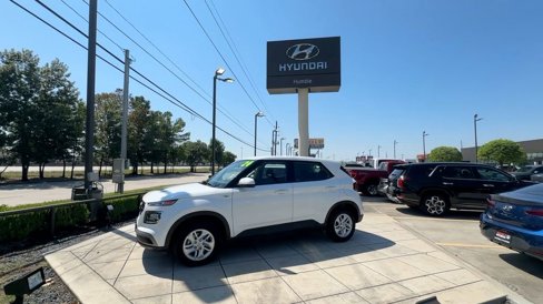 Certified 2024 Hyundai Venue SE image 5