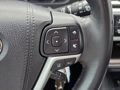 Used 2017 Toyota Highlander LE image 27