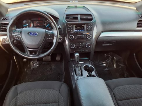 Used 2017 Ford Explorer XLT image 5