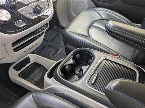 Used 2022 Chrysler Pacifica Touring-L image 12
