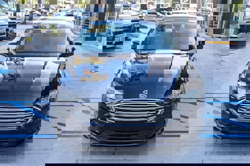 Used 2018 Ford Fusion SE w/ Fusion SE Technology Package image 2