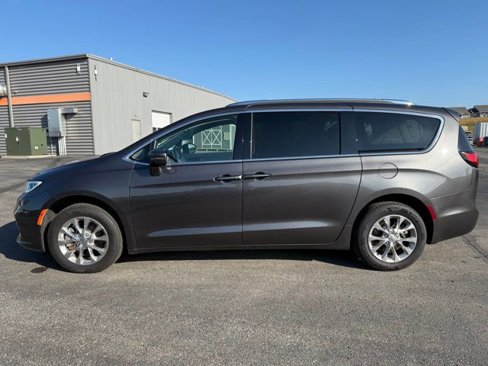 Used 2021 Chrysler Pacifica Touring-L image 3