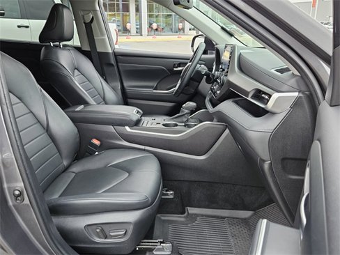 Used 2022 Toyota Highlander XLE image 16