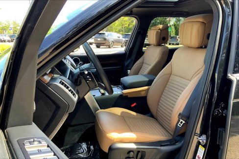 Used 2025 Land Rover Discovery Dynamic SE image 8