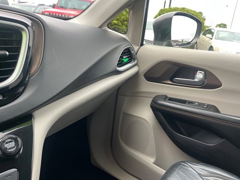 Used 2017 Chrysler Pacifica Touring-L image 30