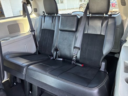 Used 2018 Dodge Grand Caravan SXT image 18
