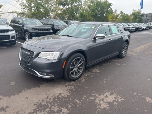 Used 2017 Chrysler 300 C image 1