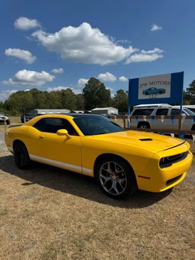 Used 2017 Dodge Challenger SXT image 1