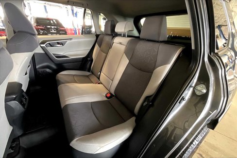Used 2021 Toyota RAV4 XLE image 19