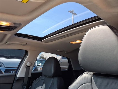 Used 2023 Hyundai Elantra Limited w/ Preferred Accessory Package image 4