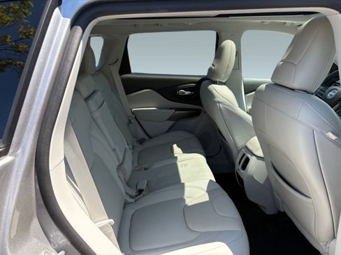 Used 2019 Jeep Cherokee Limited w/ Luxury Group image 25