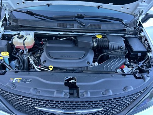 Used 2022 Chrysler Voyager LX image 24