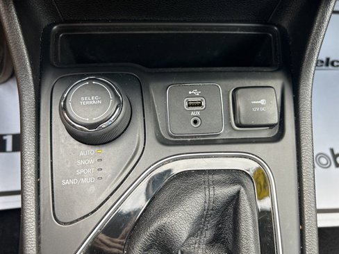 Used 2019 Jeep Cherokee Limited image 16