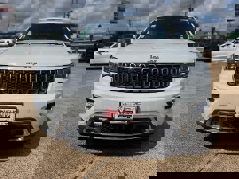 Used 2022 Jeep Grand Cherokee Limited image 7