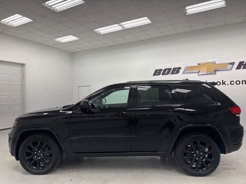 Used 2017 Jeep Grand Cherokee Altitude image 8