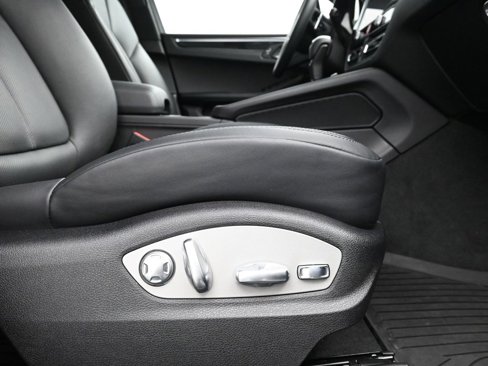 Used 2025 Porsche Macan image 15