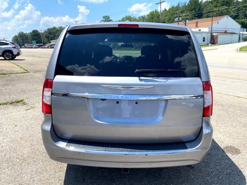 Used 2016 Chrysler Town & Country Touring image 5