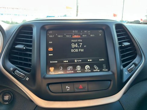 Used 2017 Jeep Cherokee Limited image 12