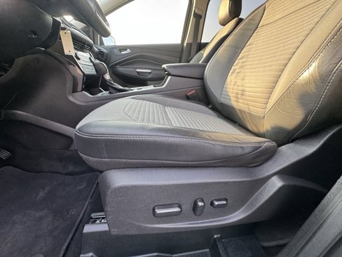 Used 2018 Ford Escape SE w/ SE Sport Appearance Package image 16