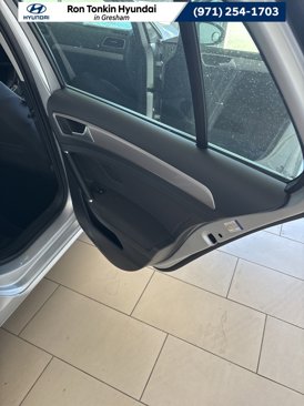 Used 2016 Volkswagen e-Golf SE image 15