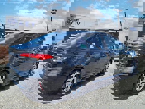 Used 2021 Toyota Corolla LE image 3