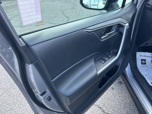 Used 2021 Toyota RAV4 XLE image 12