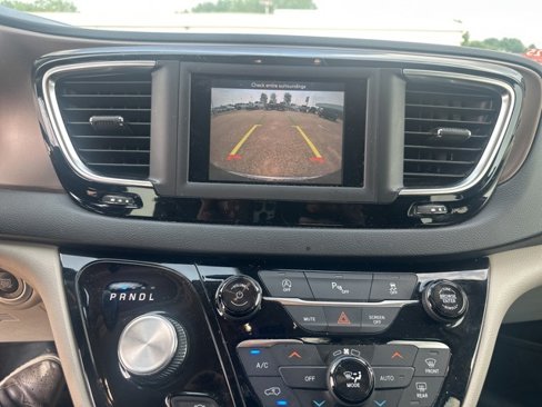 Used 2019 Chrysler Pacifica Touring-L image 19