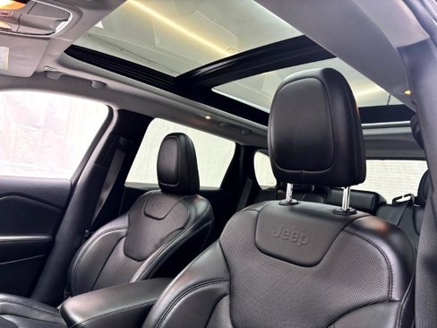 Used 2019 Jeep Cherokee Limited image 11