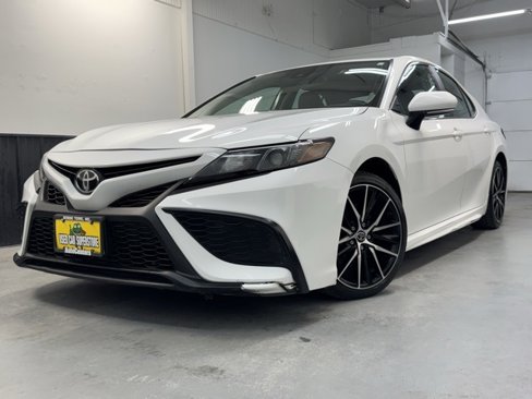 Used 2021 Toyota Camry SE w/ Cold Weather Package image 3