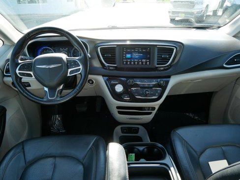 Used 2020 Chrysler Pacifica Touring-L image 15