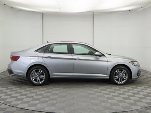 Certified 2024 Volkswagen Jetta SE image 5