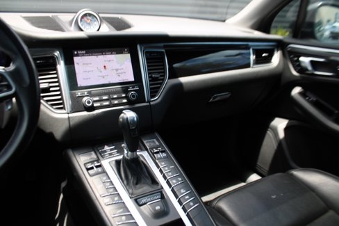 Certified 2018 Porsche Macan image 27