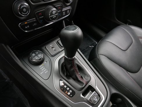 Used 2019 Jeep Cherokee Trailhawk image 24