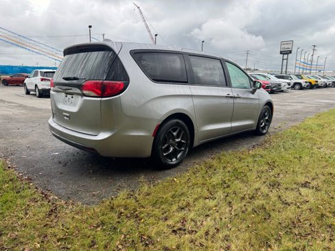 Used 2018 Chrysler Pacifica Touring Plus w/ S Appearance Package image 5