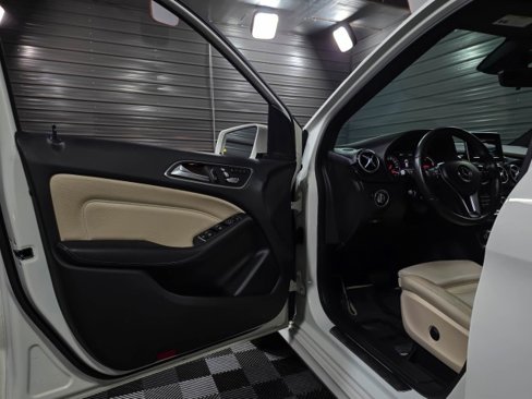 Used 2017 Mercedes-Benz B 250e image 32