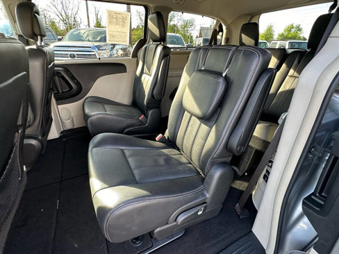 Used 2014 Chrysler Town & Country Touring-L w/ Driver Convenience Group image 12