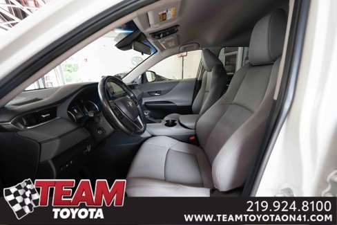 Used 2021 Toyota Venza LE image 9