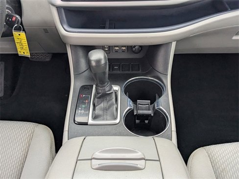 Used 2019 Toyota Highlander LE image 19