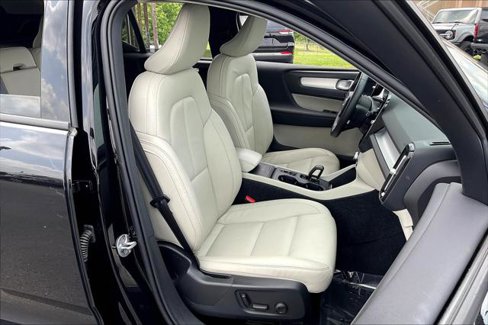Used 2022 Volvo XC40 T5 Momentum image 25