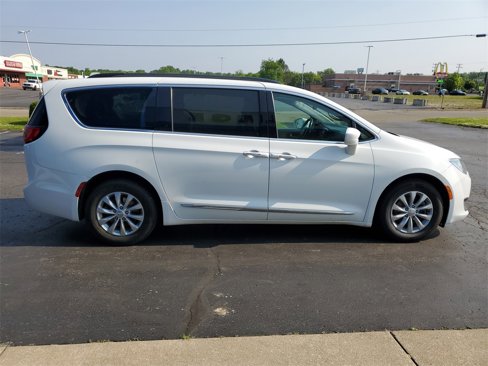 Used 2017 Chrysler Pacifica Touring-L image 4