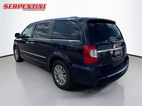 Used 2014 Chrysler Town & Country Touring-L image 9