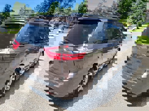 Used 2018 Toyota Sienna LE image 5