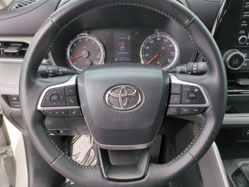 Used 2022 Toyota Highlander LE image 9