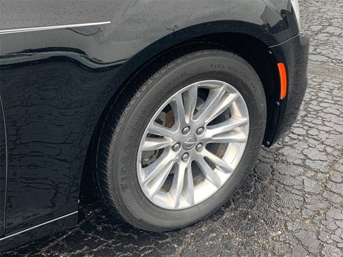 Used 2018 Chrysler 300 Touring L image 9