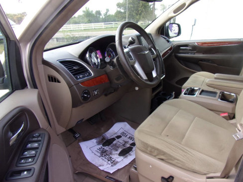 Used 2013 Chrysler Town & Country Touring image 2