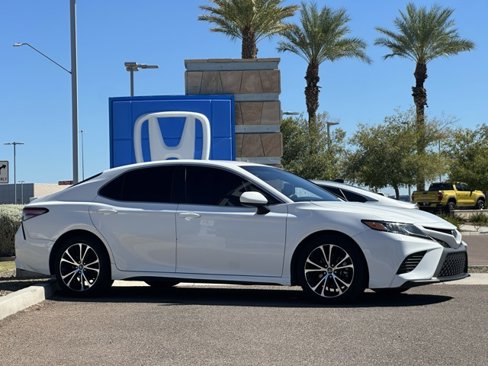 Used 2018 Toyota Camry SE image 4