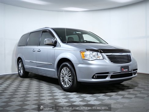 Used 2015 Chrysler Town & Country Touring-L image 1